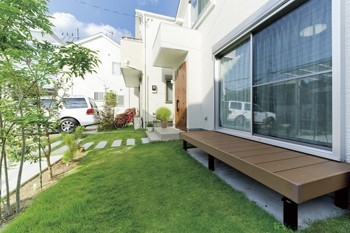 ウッドデッキのあるナチュラルな家_外観2