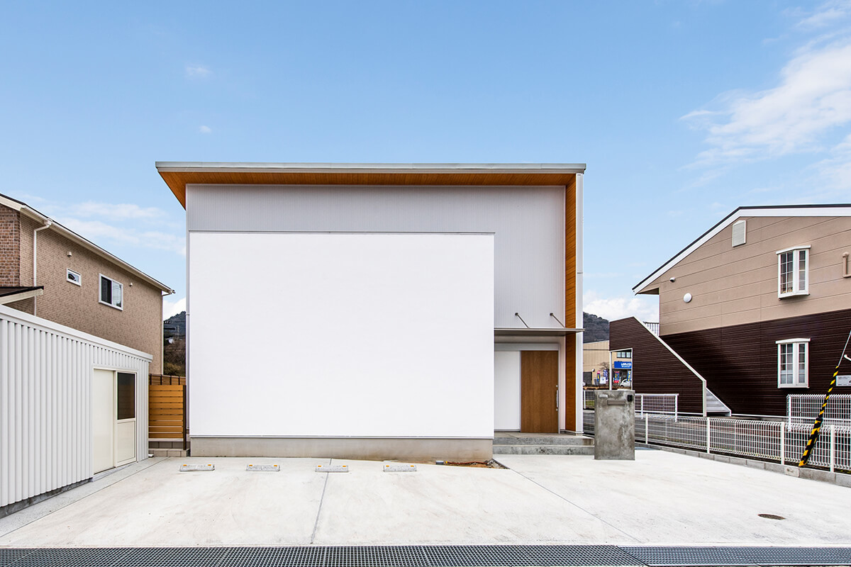 吹き抜けのある、シンプルナチュラルな家