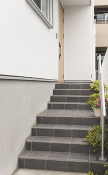 床材や造り付け家具にもこだわった、天井高3.5mの長期優良住宅_外観2