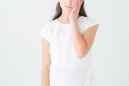 悩む女性の画像