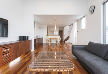 床材や造り付け家具にもこだわった、天井高3.5mの長期優良住宅_内装2