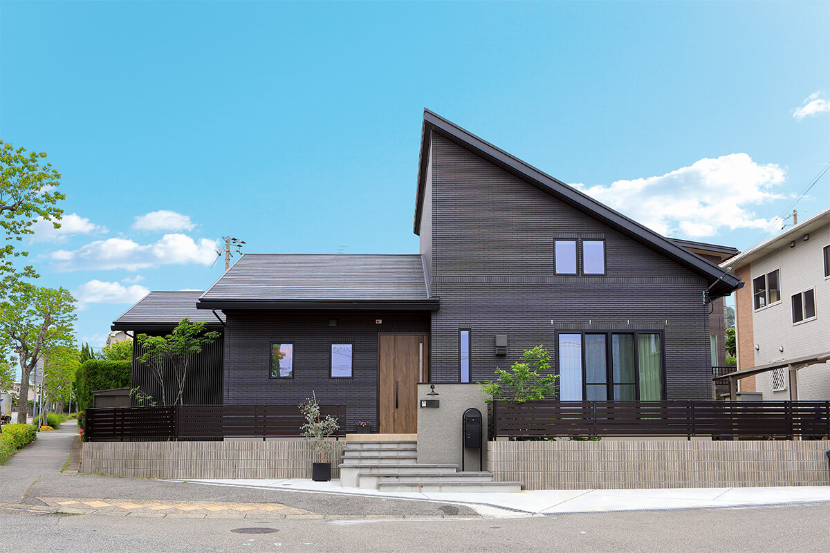 勾配天井の高さを活かした、明るく開放的な平屋。