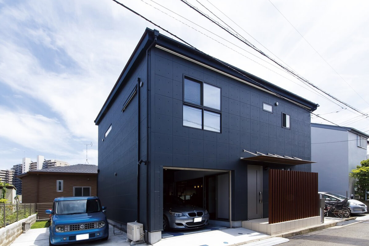 　いつも愛車を感じる ビルトインガレージの家