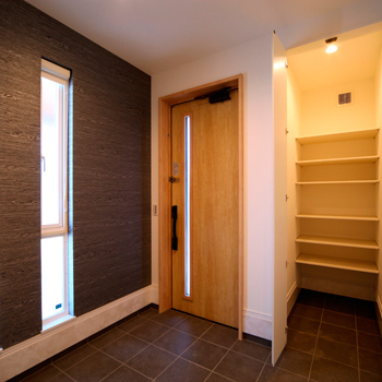 家族の生活動線と機能性を重視した、重厚感あるデザイン住宅_内装1