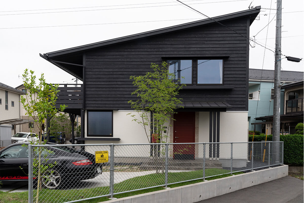 バイクガレージのある2階リビングの家