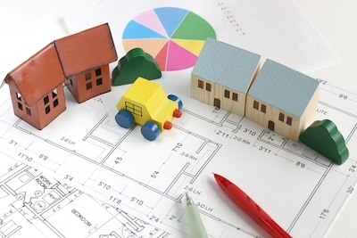 模型の住宅と書類