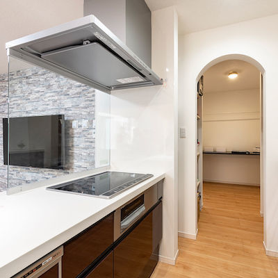 丸い入り口が可愛いパントリー