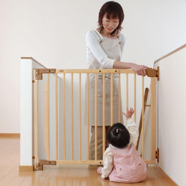 階段上り口に付けたベビーゲートの例