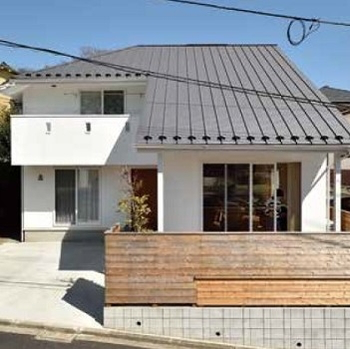 木のぬくもり溢れる、傾斜地ならではの眺望を楽しめる家_外観