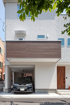 住宅密集地でもゆったり暮らせる3階建て住宅〈ビルトインガレージ付き〉_外観1