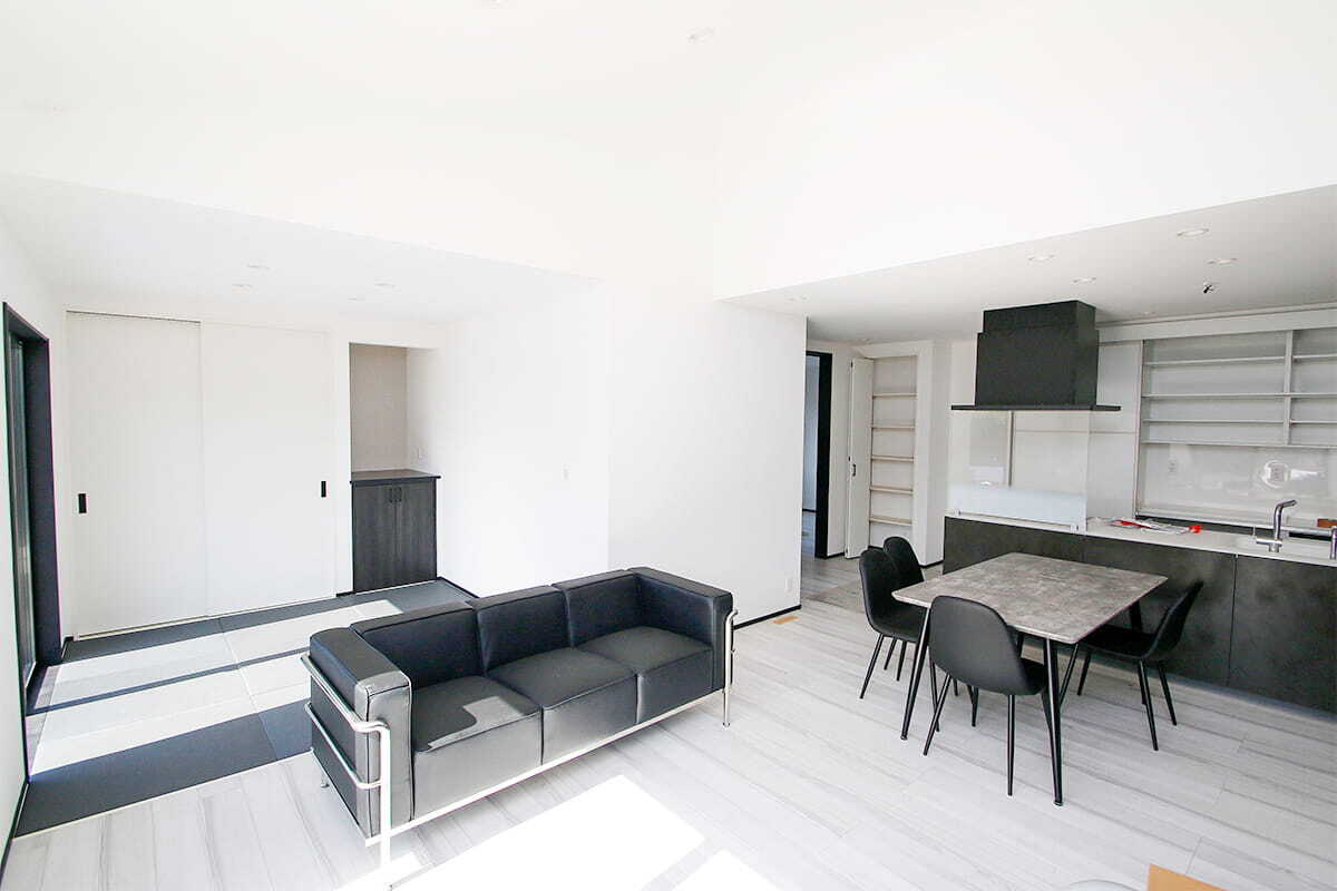 【シンプル×スタイリッシュ】白と黒のコントラストが特徴的な家