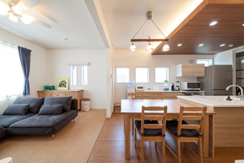 住宅密集地でもゆったり暮らせる3階建て住宅〈ビルトインガレージ付き〉_内装2