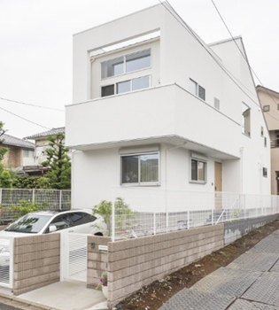 床材や造り付け家具にもこだわった、天井高3.5mの長期優良住宅_外観1