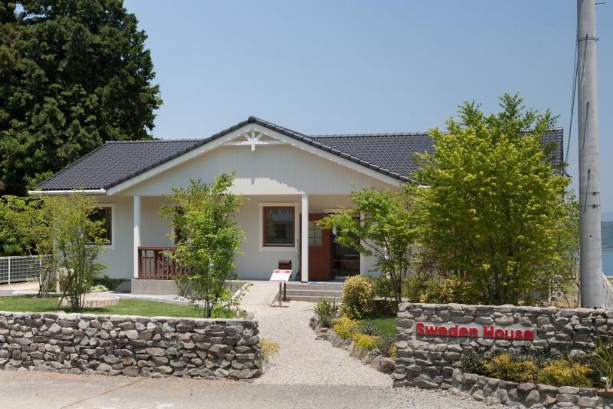 海と空と木々の緑が一望できる絶景の高台にある平屋のモデルハウス