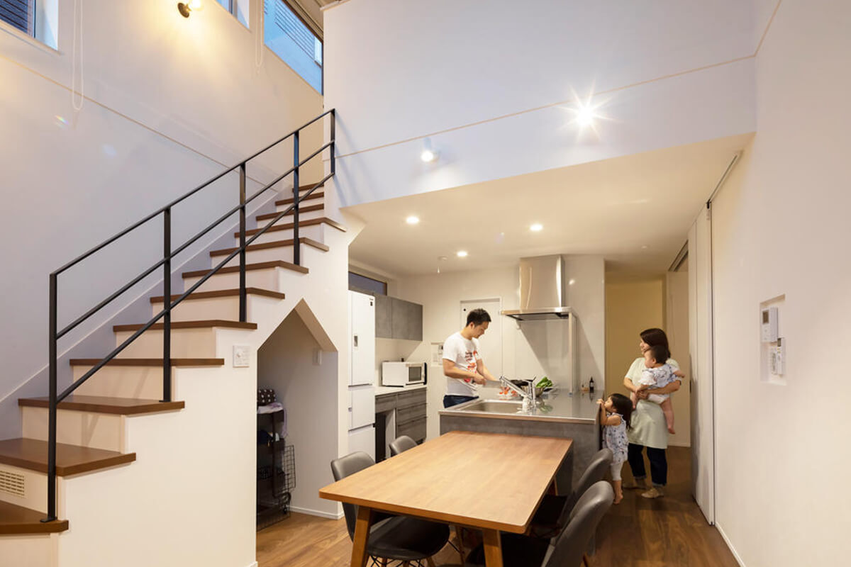 使い勝手の良いキッチンと吹き抜けのある家