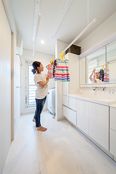 住宅密集地でもゆったり暮らせる3階建て住宅〈ビルトインガレージ付き〉_内装5