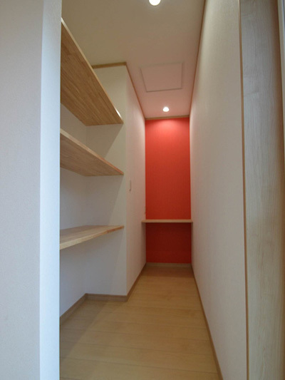 赤いアクセントクロスが映えるパントリー