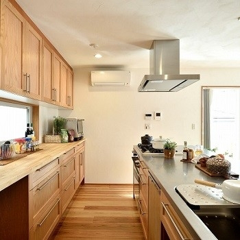 木のぬくもり溢れる、傾斜地ならではの眺望を楽しめる家_内装5