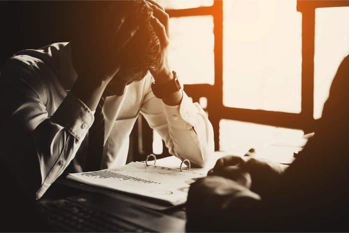 なぜ不動産投資は会社にバレるの？回避策と「副業禁止」への対策