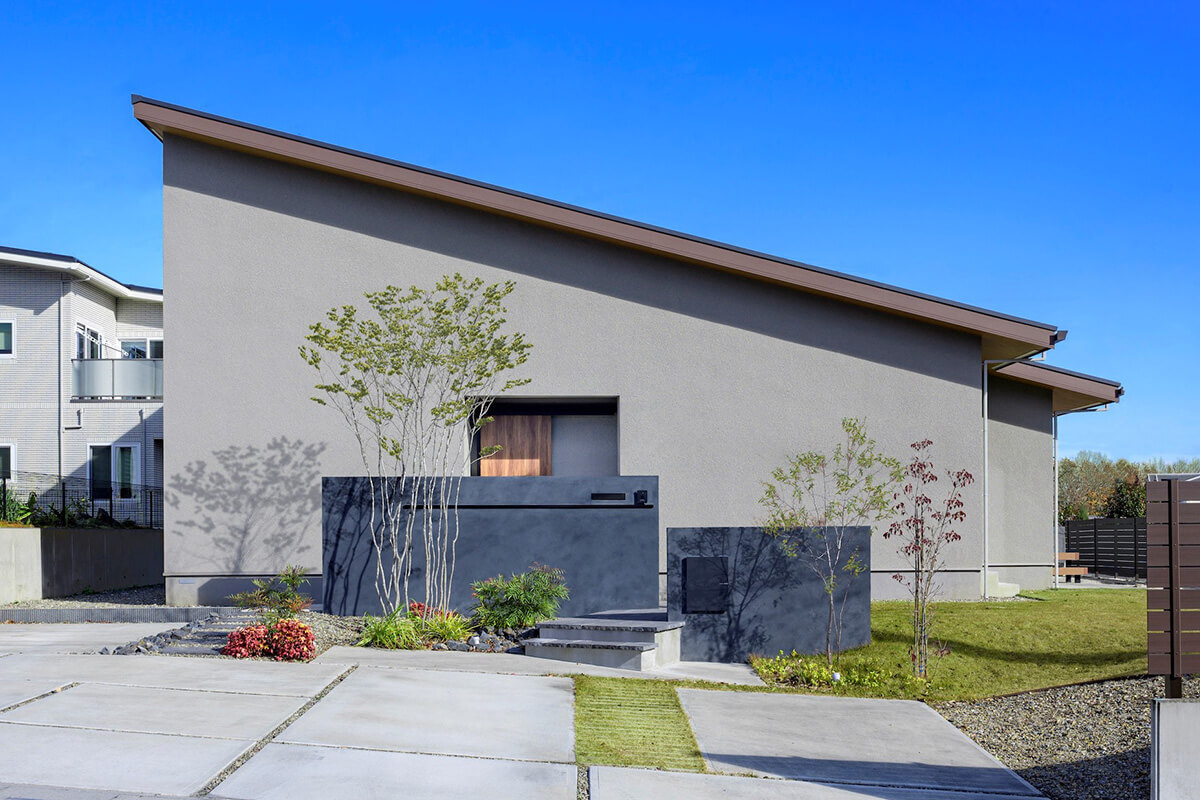 シャープな輪郭が青空に映える、モダンデザインの平屋
