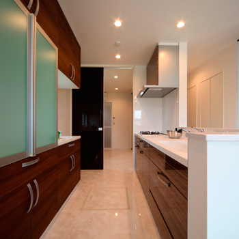 家族の生活動線と機能性を重視した、重厚感あるデザイン住宅_内装3