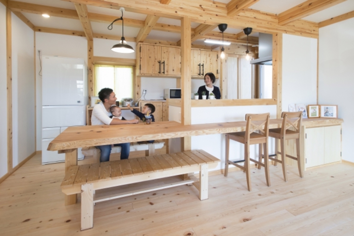 子育て世代に人気！らくらく家事動線の開放的なひのきづくしのお家