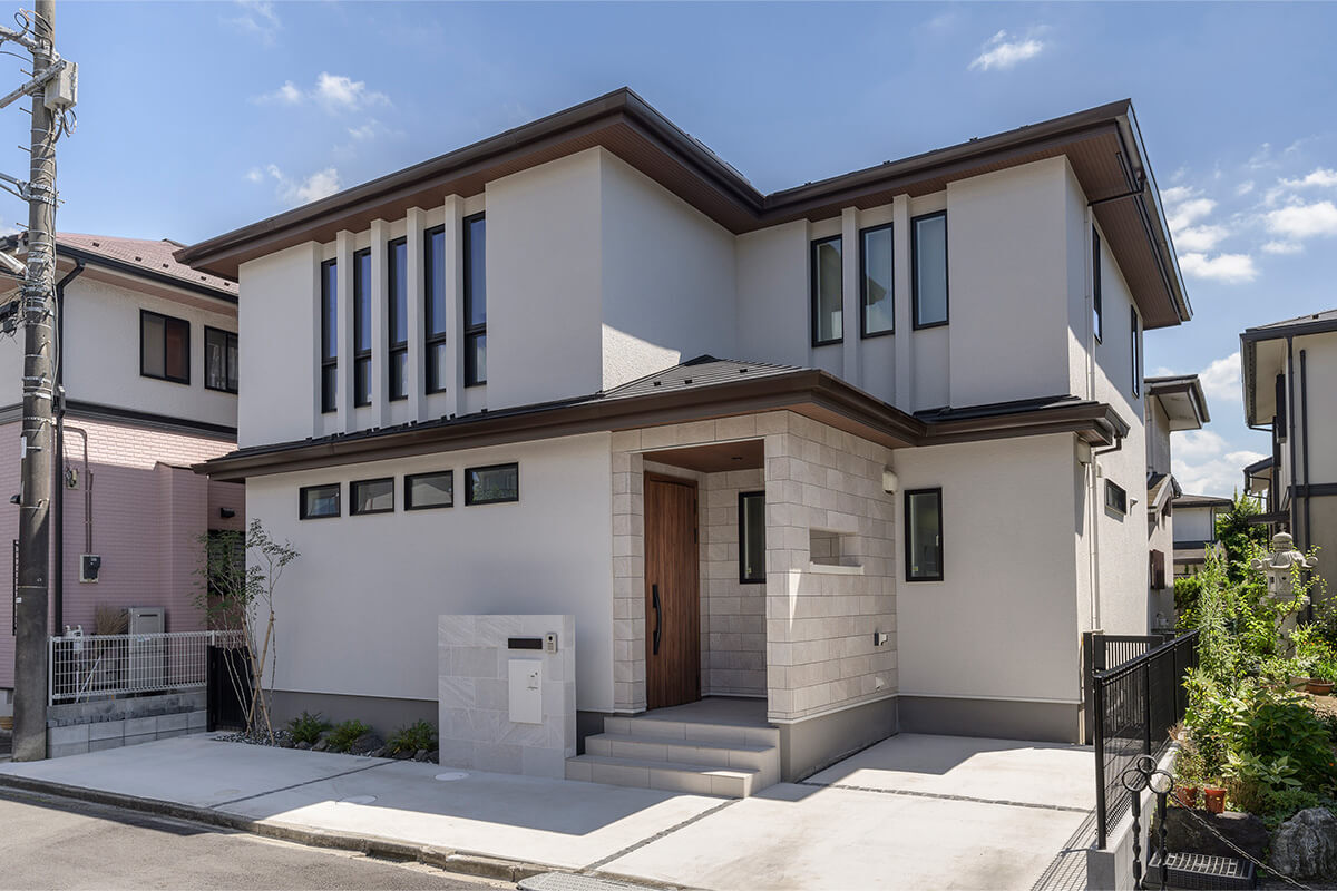 　美術館のようにスタイリッシュで、 大きな吹き抜けのある家