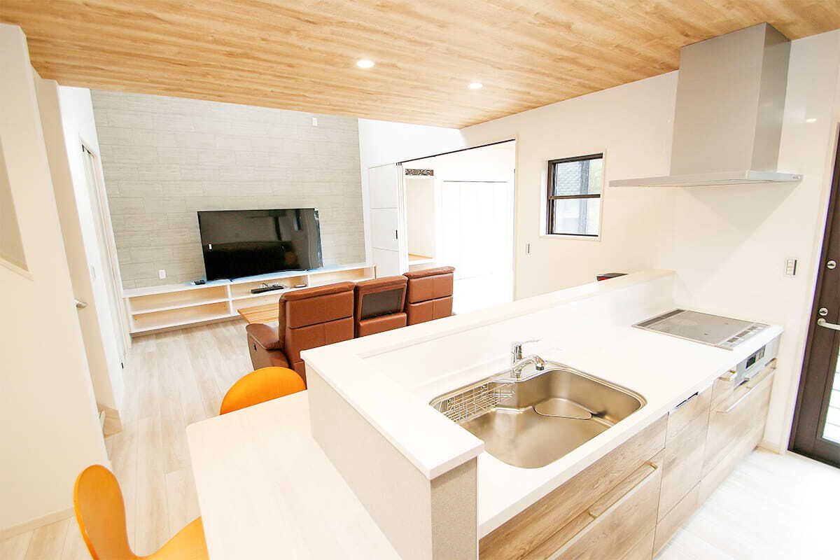 【吹き抜け×広々リビング】天井高く木目を活かしたナチュラルな家