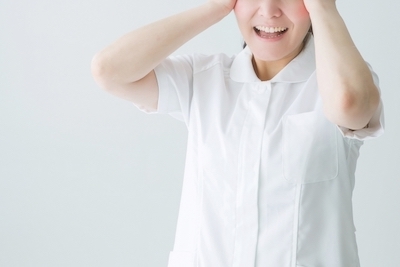 頭を抱える女性