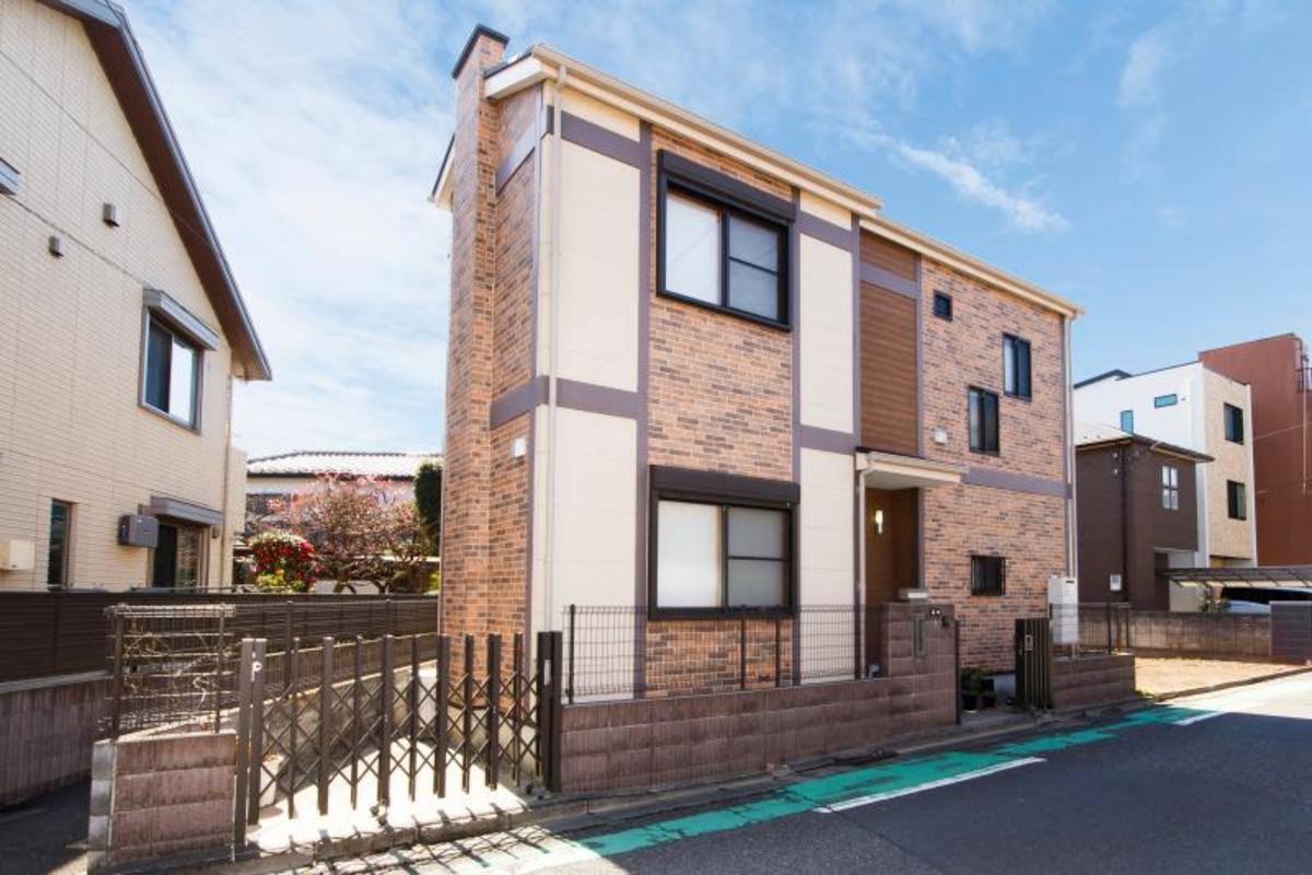 レンガ調が目をひく外観30坪に満たない変形狭小地でもゆったり暮らせる住まい