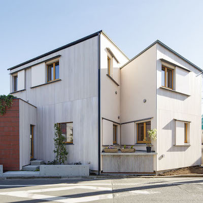 明るい庭が印象的な家